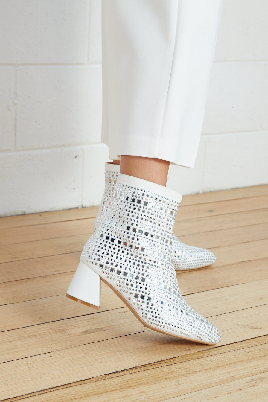 GLAM WHITE